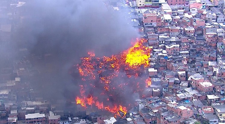 Chamas consomem rapidamente os barracos I Foto: Reprodução/ TV Globo