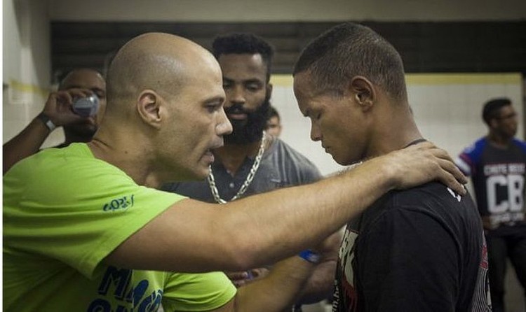 Roberto Pedroso, o pastor Giraia, abençoa nos vestiários o pupilo Zé Reborn I Foto: Ismael dos Anjos