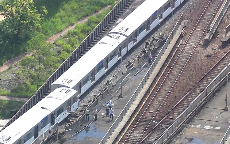 Trem descarrilou na Zona Leste de São Paulo (Foto: Reprodução/TV Globo)