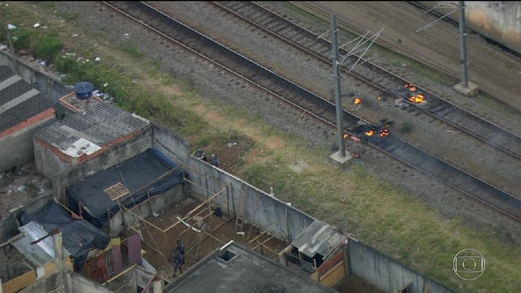 Protesto bloqueia Linha 12-Safira da CPTM (Foto: Reprodução/TV Globo)