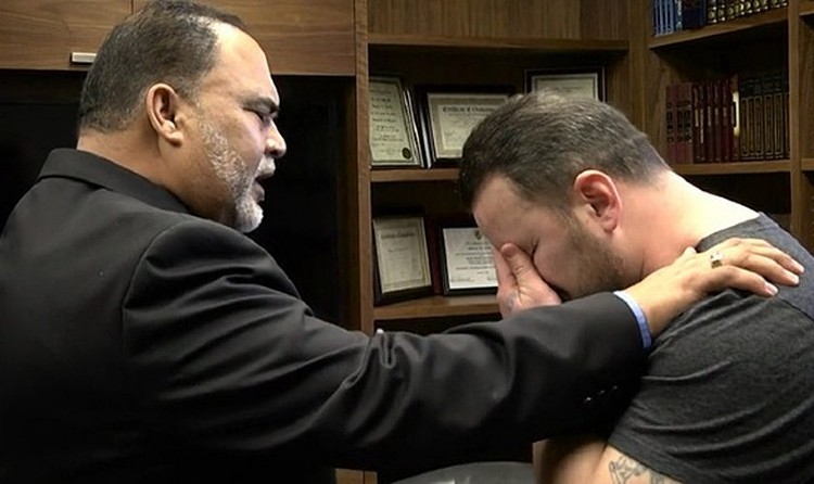 Os dois se abraçaram, oraram juntos e falaram sobre perdão. (Foto: Reprodução/Reprodução/Koinonia House)