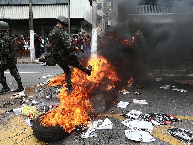Soldados do Exército atuam em protesto em Vitória nesta terça-feira (Foto: Wilton Junior/Estadão Conteúdo)