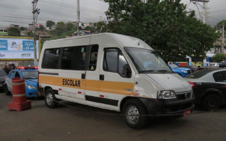Van escolar foi encontrada por volta das 8h (Foto: Bruno Albernaz / G1 Rio)