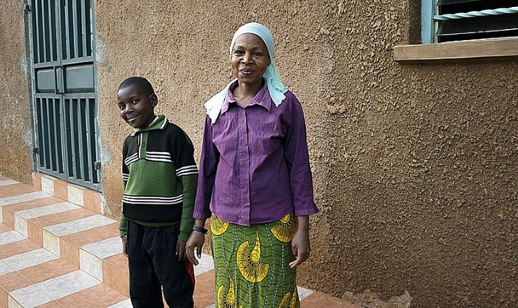 Clinton e Mary em frente à igreja que estão frequentando, no Quênia. (Foto: Samaritan's Purse)