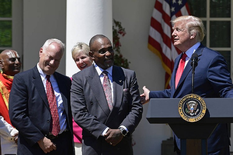 Donald Trump falou sobre o ex-detento Jon Ponder (à esquerda) no Jardim das Rosas da Casa Branca. Foto: AP Photo/Susan