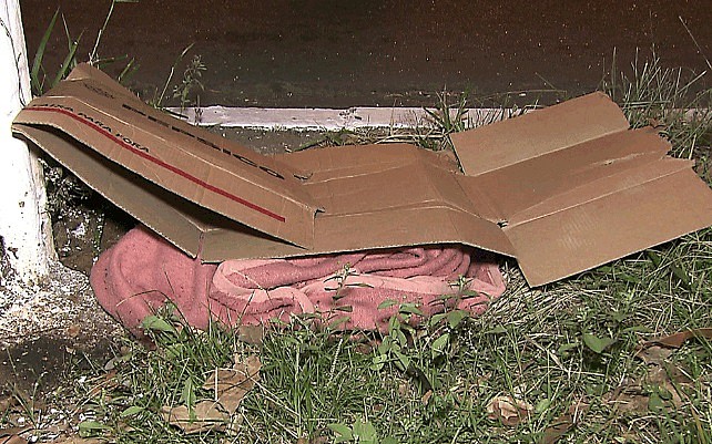 Pertences de morador foi encontrado na Rua Teodoro Sampaio (Foto: Reprodução/TV Globo)