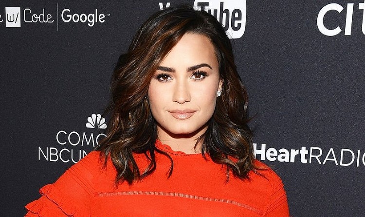 Demi Lovato é uma cantora pop de grande aceitação entre jovens e adolescentes. (Foto: US Magazine)