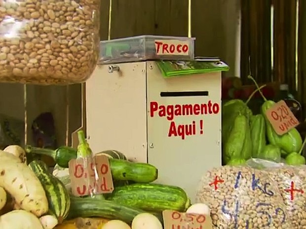 Barraca em Delfim Moreira (MG) tem até uma caixinha para a pessoa pegar o troco (Foto: Reprodução EPTV/Erlei Peixoto)