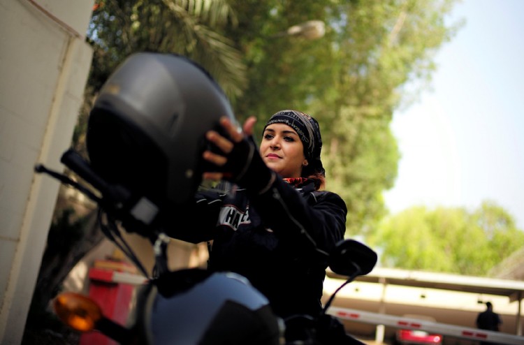A saudita Doaa Bassem se prepara para aula de pilotagem de motos em Al Khobar, na Arábia Saudita Foto: Hamad I Mohammed