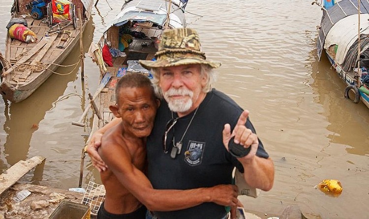 Thomas Faunce tem distribuído livros bíblicos em países marcados por conflitos I Foto: Reprodução/Facebook