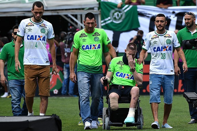 Neto, Nivaldo, Follmann e Alan Ruschel foram homenageados antes do amistoso entre Chapecoense e Palmeiras (Foto: AFP)