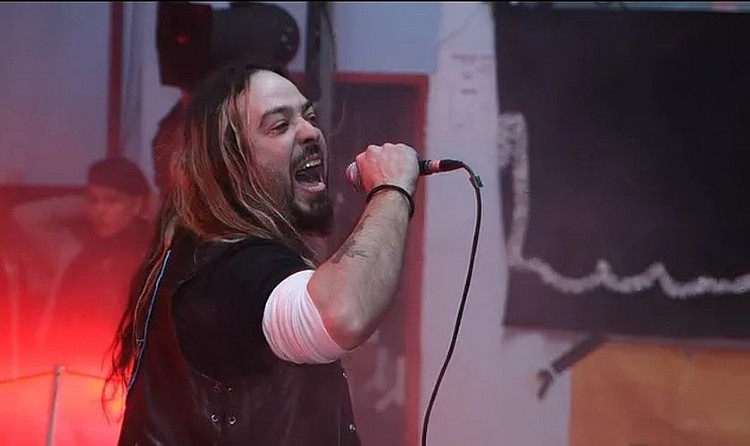 Integrante do grupo 'Covered Backs' prega o evangelho em evento. Foto: Covered Backs