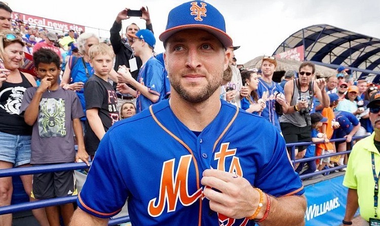 Tim Tebow em momentos antes de jogo em Port St. Lucie, na Flórida. (Foto: Richard Graulich/The Palm Beach Post)