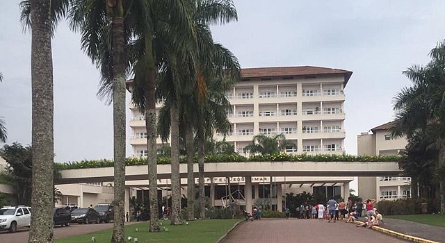 Fachada do hotel após a explosão na tarde desta segunda-feira, 23 | Rádio Bandeirantes/Reprodução