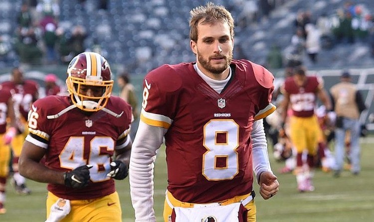 Kirk Cousins atua na equipe Washington Redskins na Liga Nacional de Futebol Americano. (Foto: Reprodução)