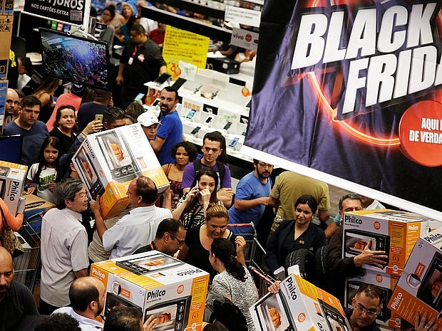 Clientes aproveitam as promoções da Black Friday no Extra, unidade da Ricardo Jafet em São Paulo. (Foto: REUTERS/Nacho D