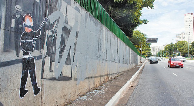 Pichação satirizou ações de Doria na via | Luiz Claudio Barbosa/Código19/Folhapress