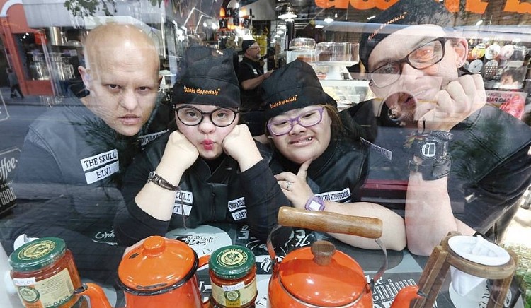 O café tem quatro funcionários com Down I Foto: André Porto/Metro O café tem quatro funcionários com Down I Foto: André Porto/Metro