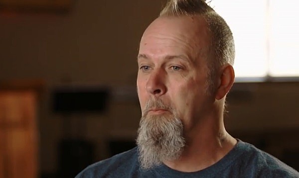 Foi na prisão onde Brian começou a ler a Bíblia e foi tocado pelo Evangelho