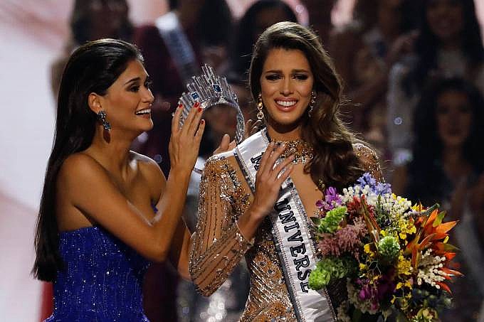 Iris Mittenaere é coroada pela Miss Universo da última edição, Pia Wurtzbach (Foto: Bullit Marquez/AP Photo)