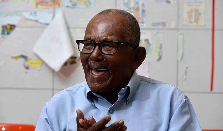 Lourival ingressou na escola pela primeira vez aos 92 anos. (Foto: Divulgação/Secom/Guiame)