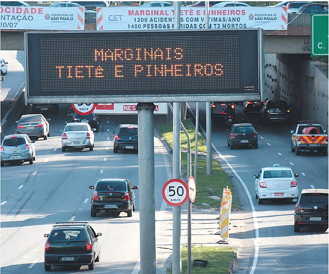 Marginal Pinheiros já tem limite de 50 km/h  Luiz Claudio Barbosa/Folhapress