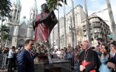 O prefeito João Doria mostra a estátua do apóstolo Paulo que foi pintada de vermelho na Praça da Sé (Foto: Felipe Rau)
