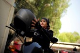 A saudita Doaa Bassem se prepara para aula de pilotagem de motos em Al Khobar, na Arábia Saudita Foto: Hamad I Mohammed