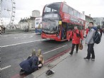 Mulher ajuda vítima ferida na ponte de Westminster, perto do edifício do Parlamento | Toby Melville/Reuters