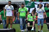 Neto, Nivaldo, Follmann e Alan Ruschel foram homenageados antes do amistoso entre Chapecoense e Palmeiras (Foto: AFP)