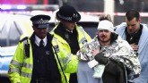 Feridos são socorridos após ataque, em Londres. TOBY MELVILLE (REUTERS) / EPV