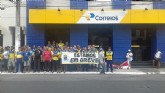 Trabalhadores dos Correios fazem ato no Centro de Maceió (Foto: Hagata Chrystie/G1)