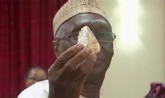 Pastor Emmanuel Momoh mostra o diamante que encontrou em Serra Leoa. (Foto: Toronto Star)
