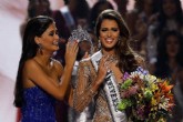 Iris Mittenaere é coroada pela Miss Universo da última edição, Pia Wurtzbach (Foto: Bullit Marquez/AP Photo)